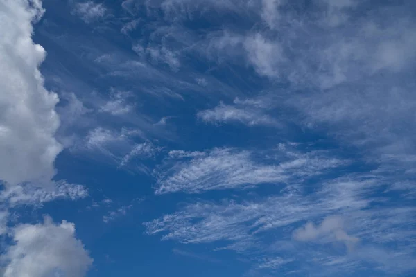 Ciel Bleu Avec Nuages Voilés — Photo