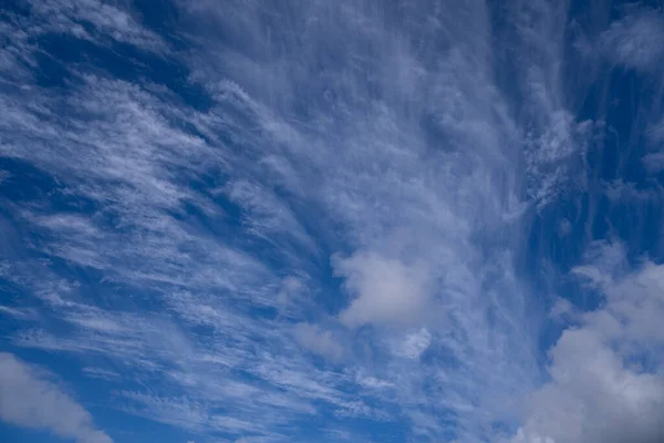 Cielo Azul Con Nubes Velo — Foto de Stock