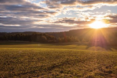 Sonbahar giysisiyle manzara