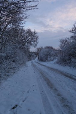 Kışlık giysiler içinde manzara