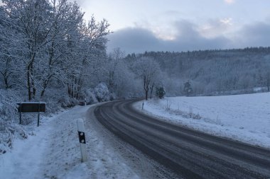 Kışlık giysiler içinde manzara
