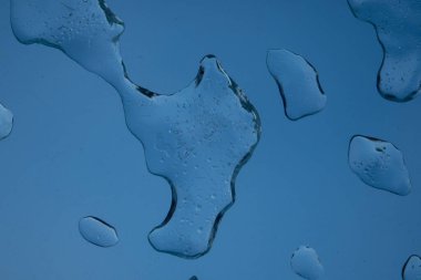 Çatı penceresinde donmuş su damlacıkları