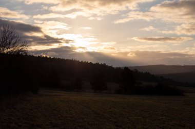 Kışın gün batımında kar olmadan manzara