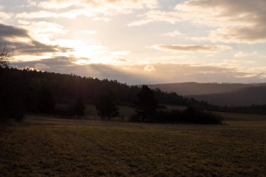 Kışın gün batımında kar olmadan manzara