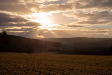 Kışın gün batımında kar olmadan manzara