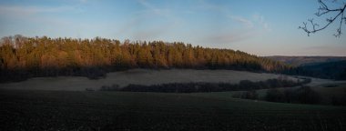 Kışın gün batımında kar olmadan manzara