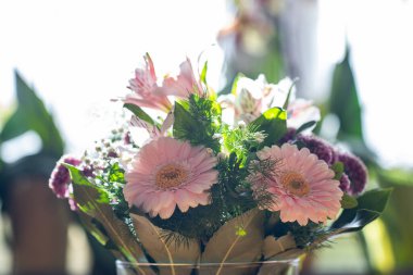 Vazoda güzel bir buket çiçek.