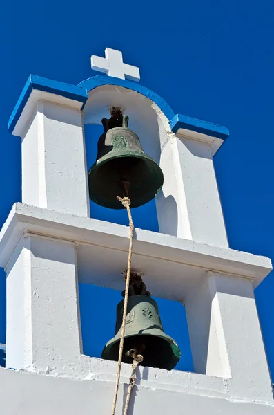 Campanario de la iglesia sobre la caldera de Santorini, Grecia —  Fotos de Stock
