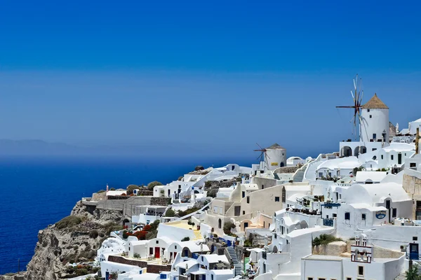 Szélmalom és a fehér ház, Santorini — Stock Fotó