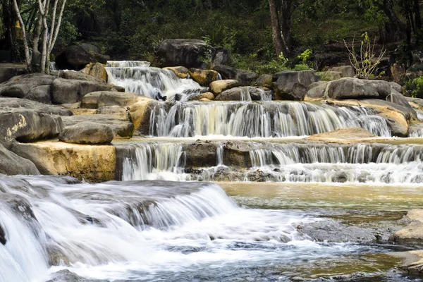 Gelber Wasserfall in dalat, Vietnam — Stockfoto