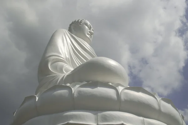 Grand Bouddha dans le ciel dramatique, Pagode Long Son, Vietnam — Photo