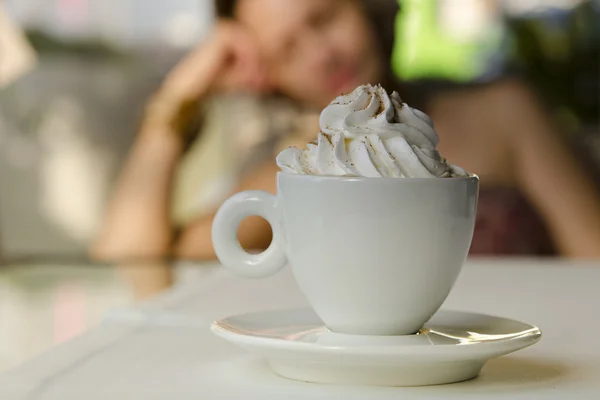 Nő sziluett és csésze kávé ostorral a tejszín — Stock Fotó