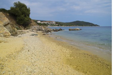 prachtig uitzicht op zee van een rotsachtige kust