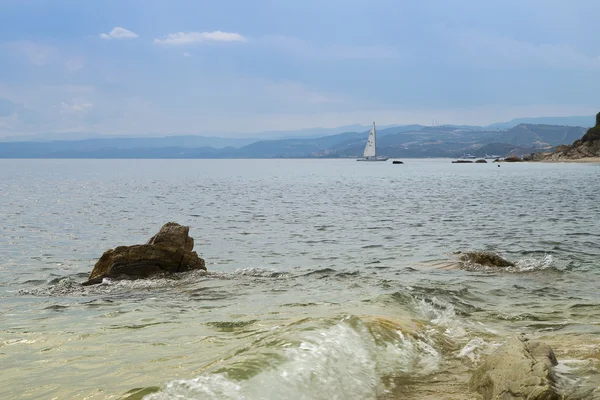 Yate en el mar azul, Grecia — Foto de Stock