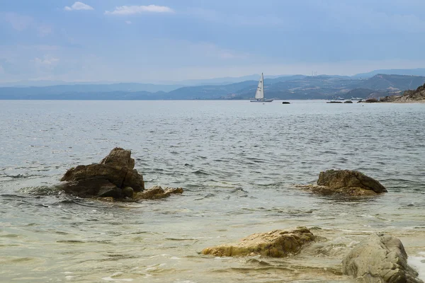 Yate en el mar azul, Grecia — Foto de Stock