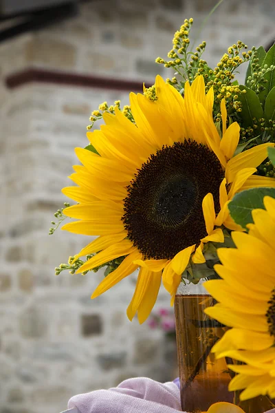 Ramo de girasoles sobre fondo vintage —  Fotos de Stock