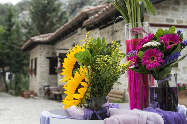 Gerbera fiori e mazzi di girasoli in tavola — Foto Stock