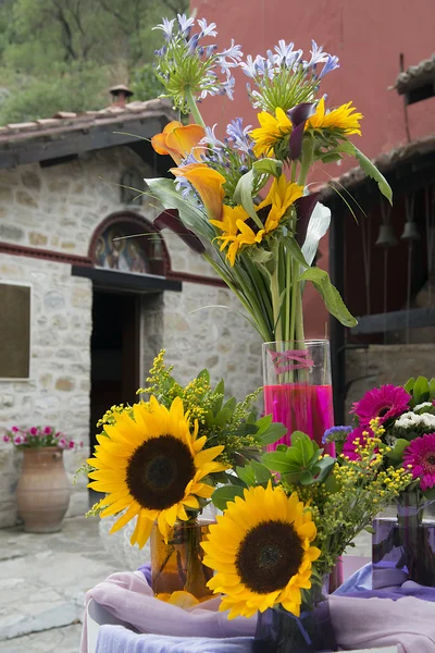 Magnifico bouquet di gerbera e girasoli sullo sfondo della chiesa — Foto Stock