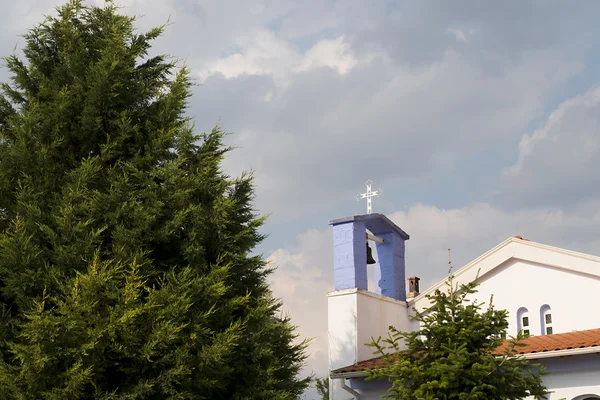 Una pequeña iglesia con una cruz blanca, Grecia — Foto de Stock