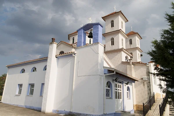 Prachtige kerk met een zwarte bell, Griekenland — Stockfoto