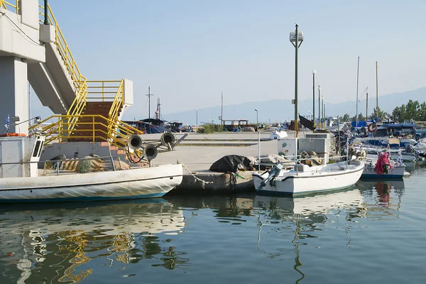 Reflexiones de los barcos sobre el agua azul, Grecia — Foto de Stock