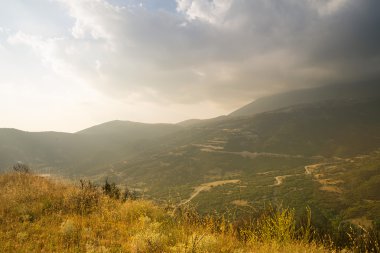 empresario alcanzando para el ordenador portátil en el trabajo