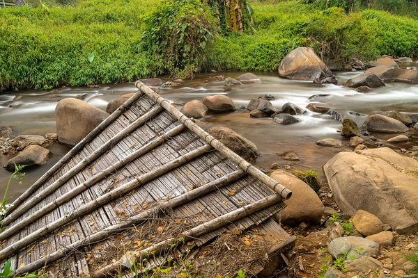 Überreste des Daches im Gebirgsfluss von Thailand, Nordthailand, Chiang Rai — Stockfoto