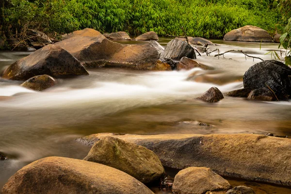 Krásný potok a velkých kamenů v lese v Thajsku — Stock fotografie