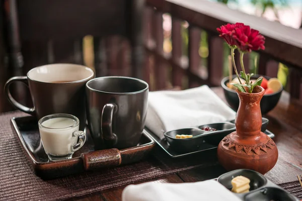 Desayuno ligero con té, mermelada casera y mantequilla en la mesa de madera —  Fotos de Stock