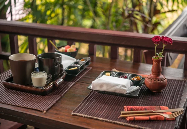 Desayuno ligero con té y mermelada casera al aire libre — Foto de Stock
