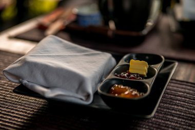 ev yapımı reçel ve ahşap masa üzerine tereyağı hafif Kahvaltı