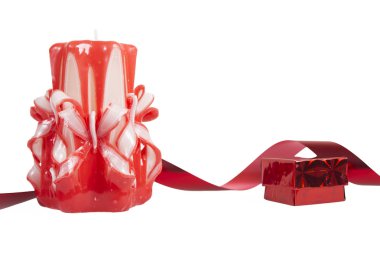 mum ve hediye kutusu beyaz zemin üzerinde. hediye kutu kırmızı kurdele ile.