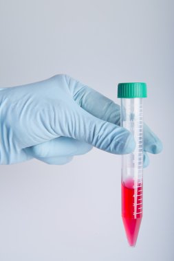 laboratuarda çalışan bilim adamı