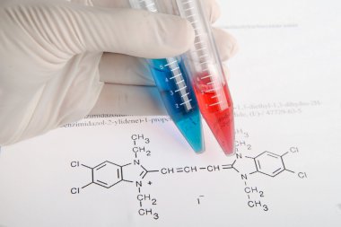 Floresan analizi için test tüpleri hücre süspansiyon. bilimsel araştırma için plastik levha.