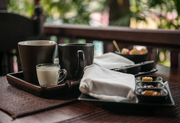 Легкий завтрак с чаем и домашним джемом на деревянном столе — стоковое фото