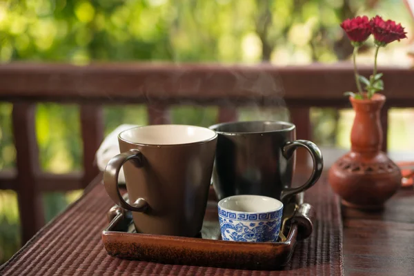 Café da manhã leve com chá na mesa de madeira — Fotografia de Stock