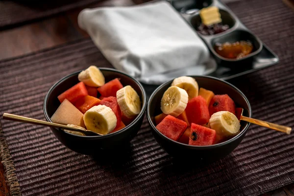 Colazione leggera con tè e marmellata fatta in casa, sul tavolo di legno — Foto Stock