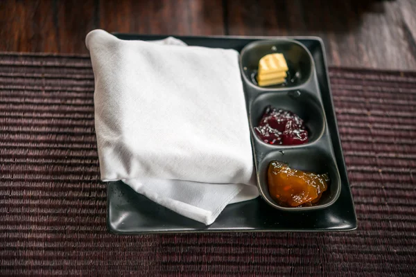 Colazione leggera con marmellata fatta in casa, sul tavolo di legno — Foto Stock