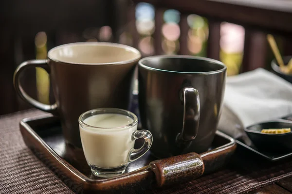 Taza de té con leche en la mesa de madera —  Fotos de Stock