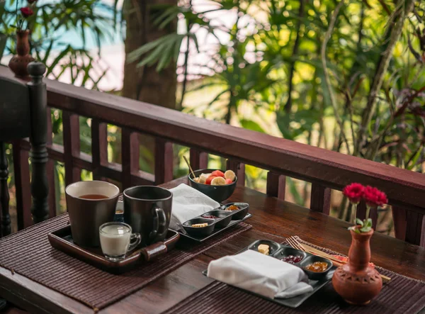 Lehká snídaně s čajem a domácí džem venku — Stock fotografie