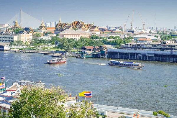 Uitzicht op de chao phraya rivier en wat phra kaew Koninklijk Paleis in bangkok, thailand — Stockfoto