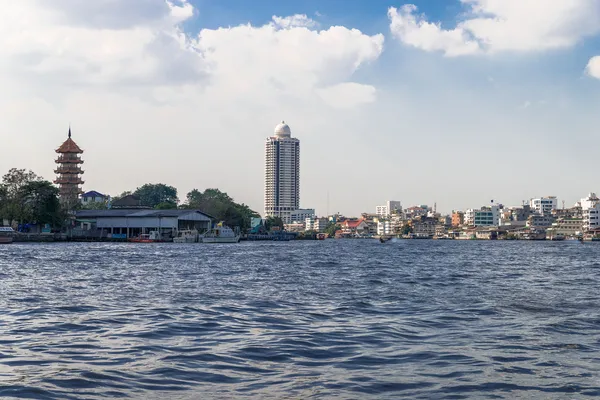 Blick auf den chao phraya fluss in bangkok, thailand. — Stockfoto