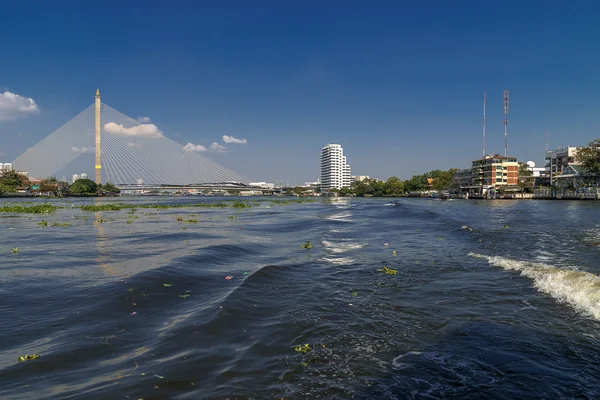 Weergave van de brug in de chao praya rivier, bangkok, thailand — Stockfoto