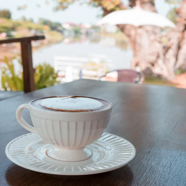 Tazza di caffè nel caffè al fiume — Foto Stock