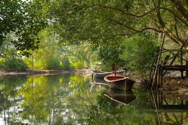 Boote auf dem Fluss umrahmt von viel Grün, nayang, phuket, thailand — Stockfoto