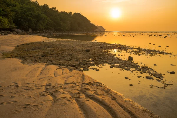 Pôr do sol na praia de Nayang, na Tailândia . — Fotografia de Stock