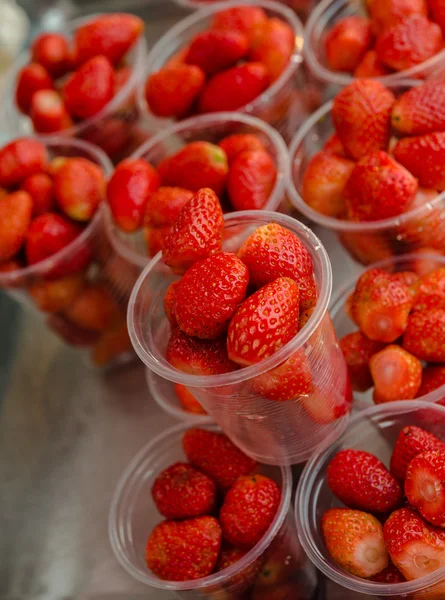 Färska jordgubbar på marknaden, — Stockfoto