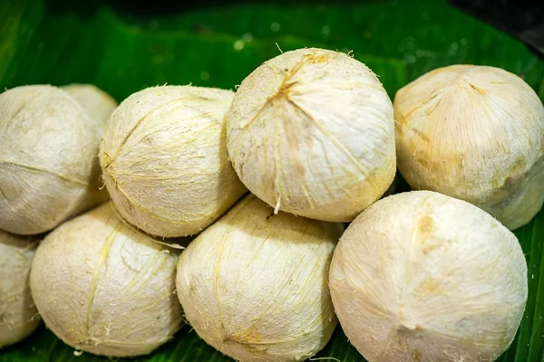 Cocos brancos no mercado — Fotografia de Stock