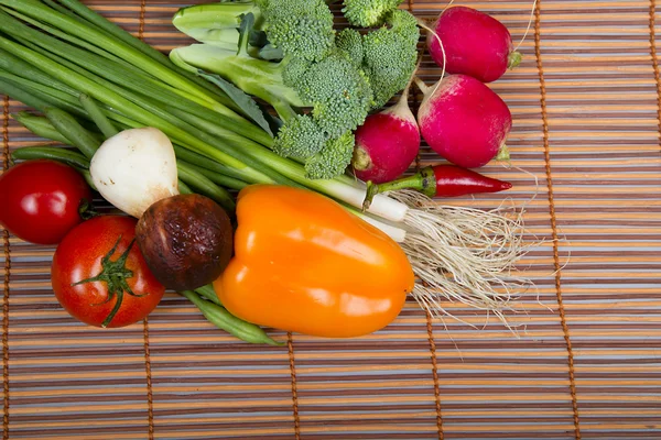 Varias verduras en una estera —  Fotos de Stock