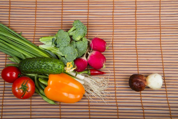 Vegetable assorti: raw fresh summer vegetables — Stock Photo, Image